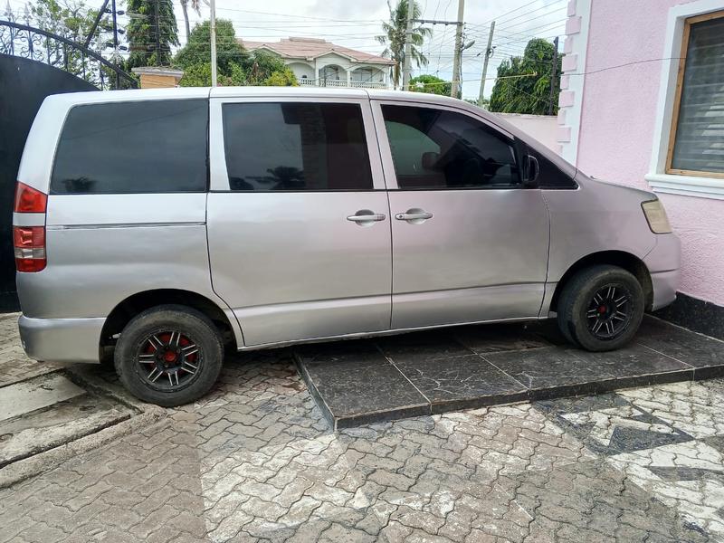 Van — Toyota Noah